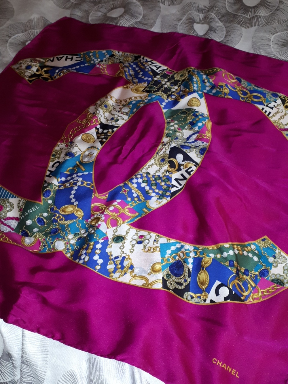 CHANEL 100% Silk Scarf Gorgeous & Luxurious with Multicolor CC Logo Authentic - Picture 7 of 15
